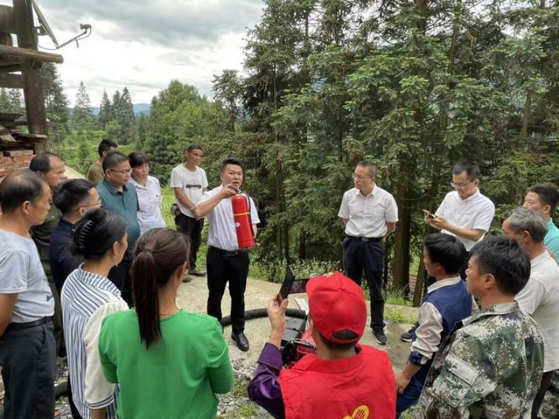 紧随其后的是万德消防中队的队员